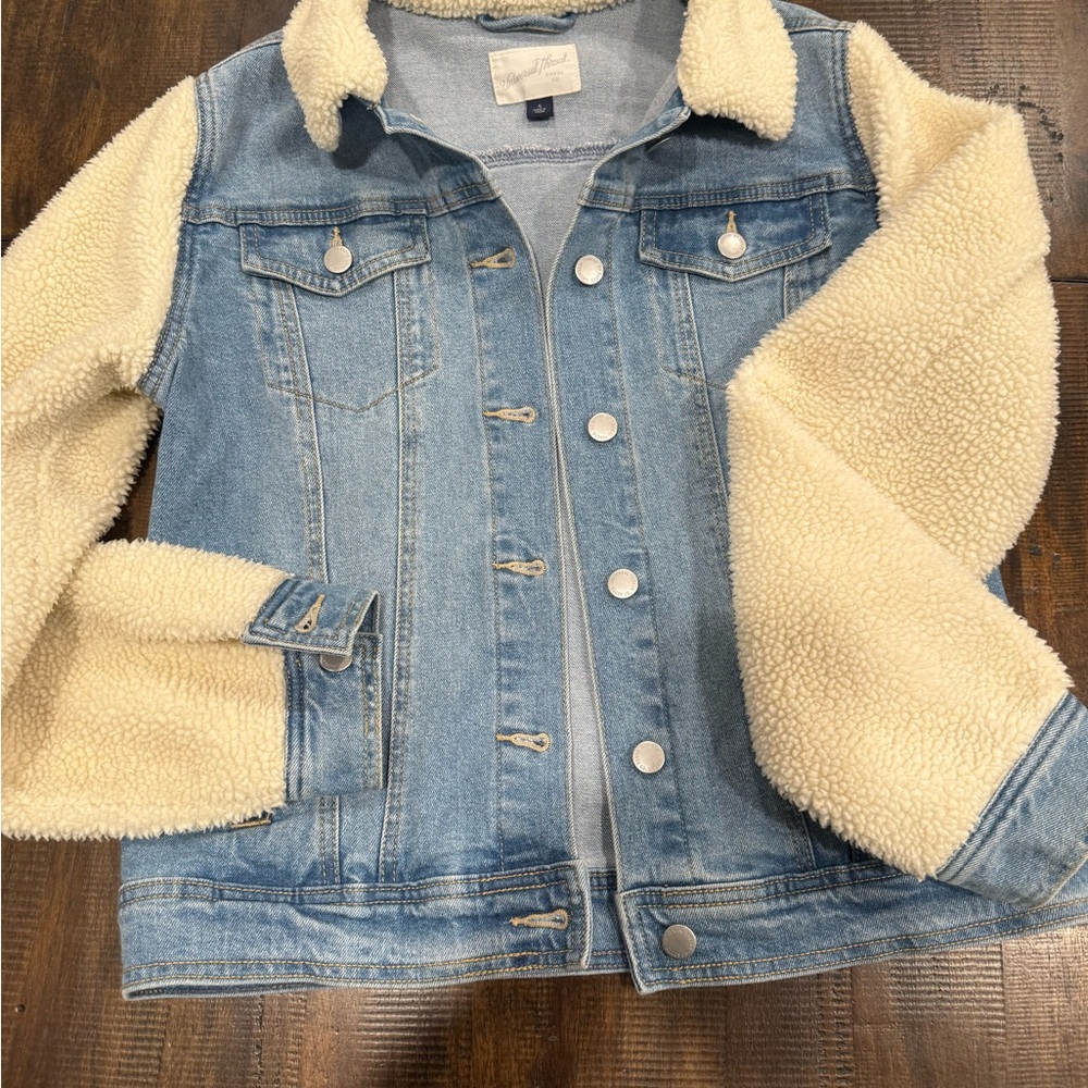 NWOT Universal Thread Denim Jacket w| Sherpa sleeves and collar! Size small!🖤🤎